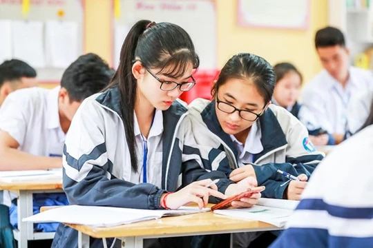 Đa phần cho rằng không yên tâm được với việc học sinh được sử dụng điện thoại trong giờ học (Ảnh: Thúy Nga) 