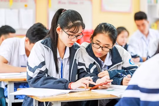 Đa phần cho rằng không yên tâm được với việc học sinh được sử dụng điện thoại trong giờ học (Ảnh: Thúy Nga) 