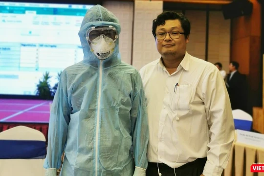 BS.TS Huỳnh Minh Tuấn (bên phải) hướng dẫn nhân viên y tế mặc các loại phương tiện phòng hộ cá nhân (Ảnh: TB) 