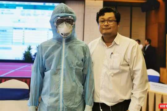 BS.TS Huỳnh Minh Tuấn (bên phải) hướng dẫn nhân viên y tế mặc các loại phương tiện phòng hộ cá nhân (Ảnh: TB) 