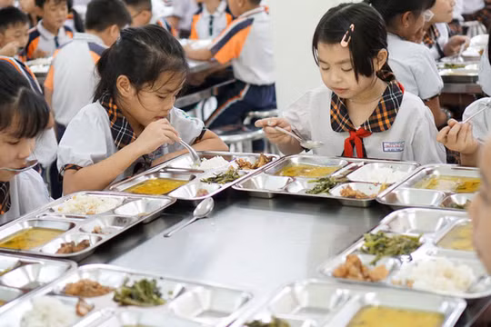 Bữa ăn trưa ngày 3/11 của học sinh Trường Tiểu học Trần Thị Bưởi (Ảnh: Minh Nhật) 