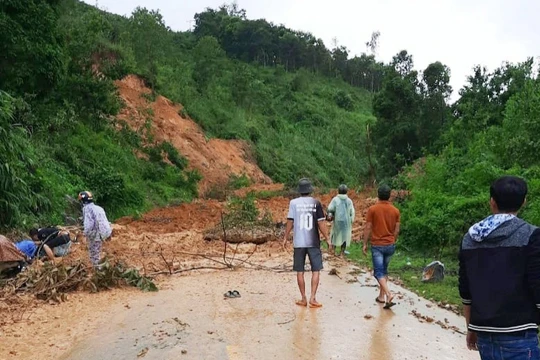 Lực lượng tại chỗ tìm kiếm 1 nạn nhân còn mất tích (Ảnh: Nguyên Hà) 