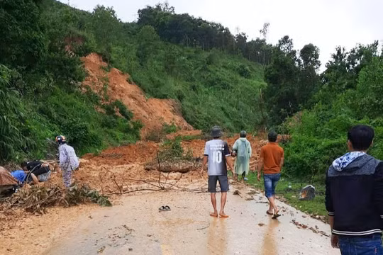 Lực lượng tại chỗ tìm kiếm 1 nạn nhân còn mất tích (Ảnh: Nguyên Hà) 