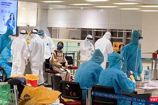 Trong lúc cơ quan chức năng tích cực lấy mẫu xét nghiệm hành khách châu Âu về sân bay Nội Bài, nhóm khách về từ vùng dịch Qatar gây náo loạn (Ảnh: Nam Khánh - Văn Trọng)