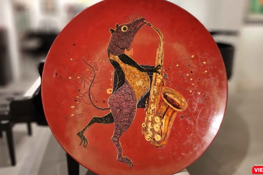 Tranh chuột chất liệu sơn mài trưng bày trong "Tháng trưng bày tranh Tết Canh Tý" 