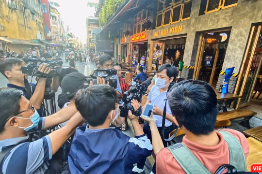 Tuyên truyền tới người dân về chủ trương đóng cửa quán bar, karraoke, rạp chiếu phim... tại quận 1, TP.HCM (Ảnh: HA)