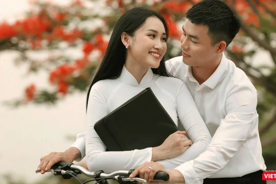 Hoa khôi miền Trung Đoàn Hồng Trang và Á quân Người Mẫu Thời Trang Vũ Linh trong sắc áo trắng (Ảnh: Lý Võ Phú Hưng) 