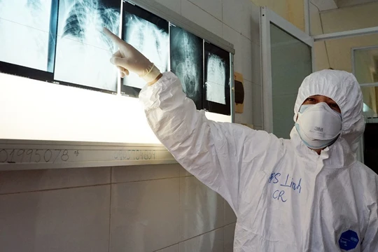 Bác sĩ 91, BS Trần Thanh Linh tại tâm dịch Đà Nẵng (Ảnh: Lê Bảo - Tuấn Dũng)