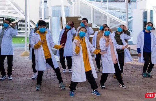 Video “Vũ điệu rửa tay” của nhóm LYRICÍST khiến cho những ngày cách ly toàn xã hội trở nên có ý nghĩa hơn (Ảnh: NVCC) 