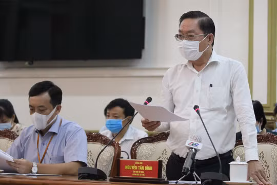 Ông Nguyễn Tấn Bỉnh - Giám đốc Sở Y tế TP.HCM cung cấp các con số chấn động tại cuộc họp Ban chỉ đạo phòng, chống dịch bệnh COVID-19 chiều ngày 3/12 (Ảnh: TTBC)