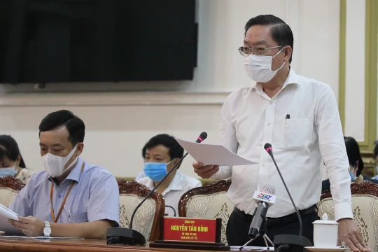 Ông Nguyễn Tấn Bỉnh - Giám đốc Sở Y tế TP.HCM cung cấp các con số chấn động tại cuộc họp Ban chỉ đạo phòng, chống dịch bệnh COVID-19 chiều ngày 3/12 (Ảnh: TTBC)