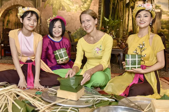 Siêu mẫu Vũ Thu Phương hào hứng hướng dẫn bạn bè quốc tế gói bánh chưng 