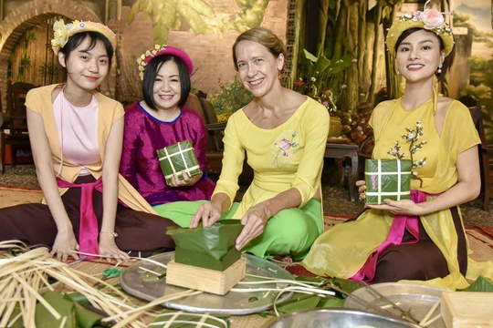 Siêu mẫu Vũ Thu Phương hào hứng hướng dẫn bạn bè quốc tế gói bánh chưng 