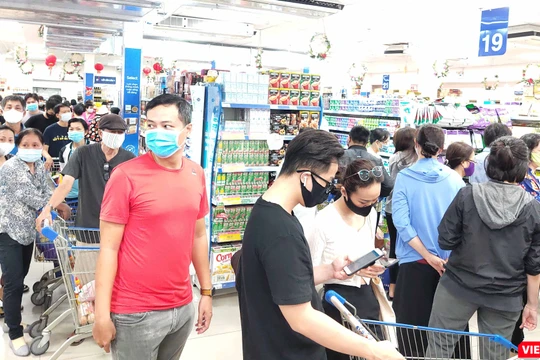 Chiều 31/3, rất đông khách đã phải xếp hàng dài chờ rất lâu trong siêu thị chờ thanh toán (Ảnh: Hòa Bình) 