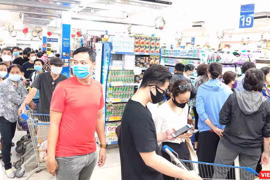 Chiều 31/3, rất đông khách đã phải xếp hàng dài chờ rất lâu trong siêu thị chờ thanh toán (Ảnh: Hòa Bình) 