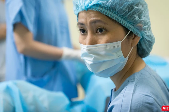 PGS.TS Vương Thị Ngọc Lan thực hiện thủ thuật thụ tinh trong ống nghiệm (Ảnh: NVCC) 