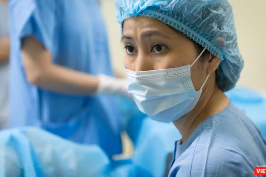 PGS.TS Vương Thị Ngọc Lan thực hiện thủ thuật thụ tinh trong ống nghiệm (Ảnh: NVCC) 