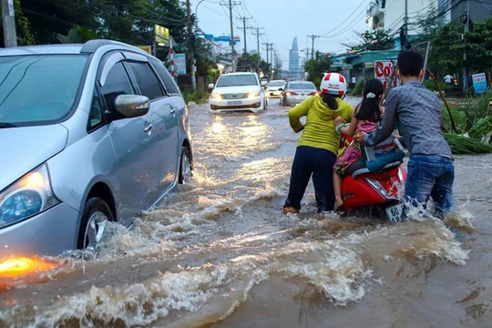 Triều cường gây ngập nặng, nhiều xe bị chết máy giữa đường (Ảnh: Quỳnh Danh)