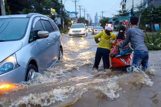Triều cường gây ngập nặng, nhiều xe bị chết máy giữa đường (Ảnh: Quỳnh Danh)