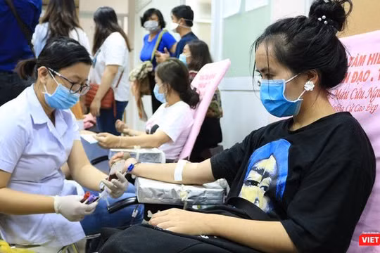 Tham gia hiến máu tình nguyện tại CLB Hành trình đỏ TP.HCM (Ảnh: TTBC) 