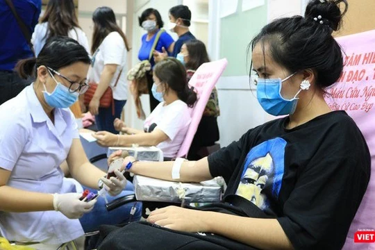 Tham gia hiến máu tình nguyện tại CLB Hành trình đỏ TP.HCM (Ảnh: TTBC) 