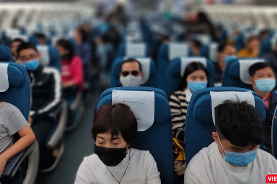 Hành khách phải tuân thủ quy định đeo khẩu trang nơi công cộng và trên máy bay (Ảnh: Hòa Bình) 