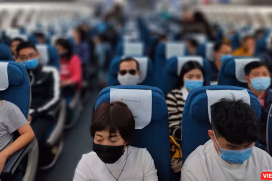Hành khách phải tuân thủ quy định đeo khẩu trang nơi công cộng và trên máy bay (Ảnh: Hòa Bình) 
