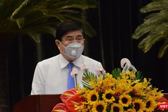 Chủ tịch UBND TP HCM Nguyễn Thành Phong phát biểu tại Kỳ họp bất thường (Ảnh: TTBC) 