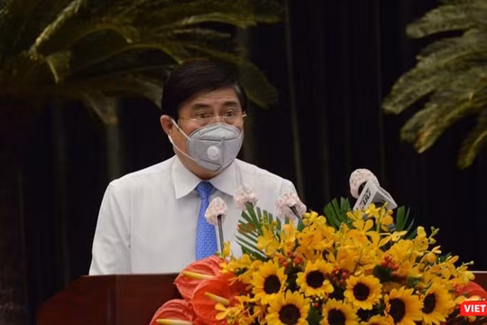 Chủ tịch UBND TP HCM Nguyễn Thành Phong phát biểu tại Kỳ họp bất thường (Ảnh: TTBC) 