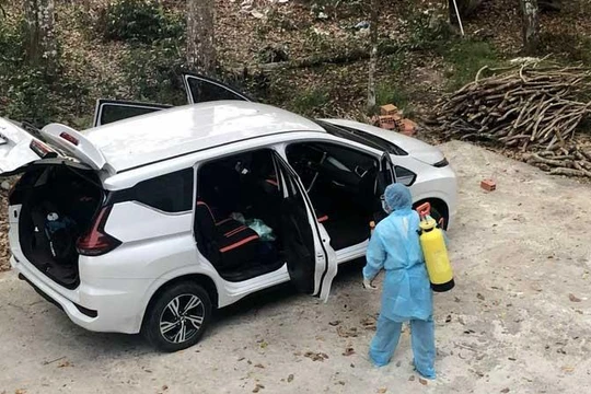 Chiếc xe chở BN1440 được lực lượng chức năng khử khuẩn (Ảnh: CSHS) 