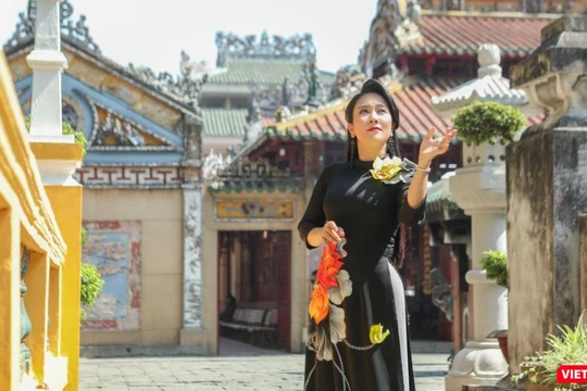 NSƯT Vân Khánh duyên dáng áo dài bên ngôi đền cổ xưa nhất Sài Gòn (Ảnh: Hứa Quý Long) 