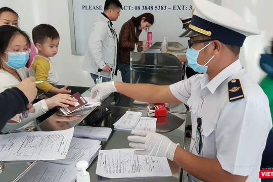 Kiểm dịch y tế quốc tế TP.HCM tại sân bay Tân Sơn Nhất (Ảnh: TTKD) 