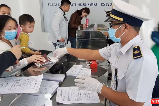 Kiểm dịch y tế quốc tế TP.HCM tại sân bay Tân Sơn Nhất (Ảnh: TTKD) 