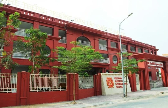 Trường dân lập quốc tế Việt Úc (VAS) gửi email yêu cầu phụ huynh phải nộp đủ tiền học phí của cả năm học (Ảnh: VAS) 
