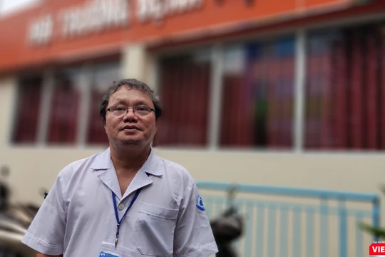 BS Trương Hữu Khanh, trưởng khoa Nhiễm Thần kinh (BV Nhi Đồng 1) khẳng định lý do xét nghiệm gộp COVID-19 khả thi (Ảnh: Hòa Bình) 