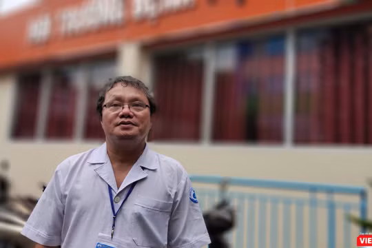 BS Trương Hữu Khanh, trưởng khoa Nhiễm Thần kinh (BV Nhi Đồng 1) khẳng định lý do xét nghiệm gộp COVID-19 khả thi (Ảnh: Hòa Bình) 