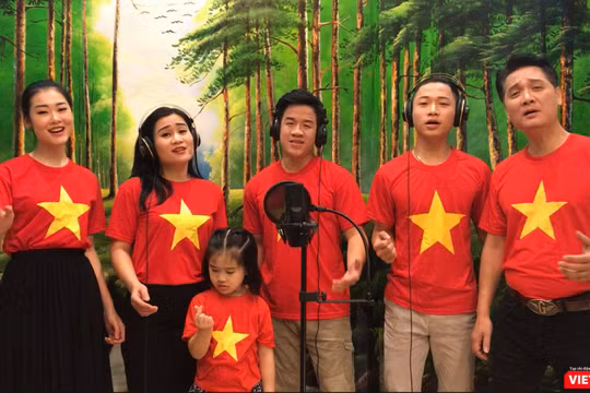 Ca sĩ Đào Tố Loan và nhóm 2HT thể hiện ca khúc "Vượt qua cái chết" (Ảnh: NVCC) 