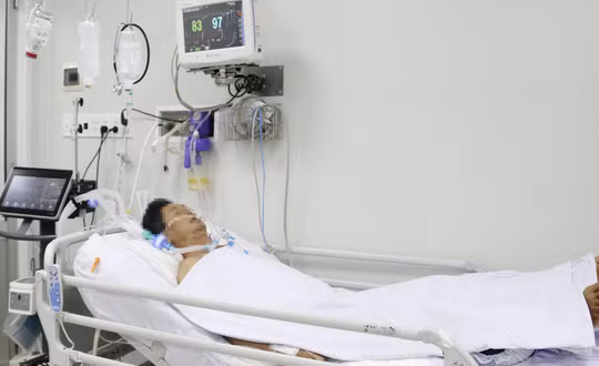 BS Lê Quốc Hùng, Trưởng khoa Bệnh nhiệt đới, BV Chợ Rẫy cho biết, nam bệnh nhân đến từ Vũng Tàu vẫn đang thở máy, sinh hiệu ổn, sức cơ vẫn còn yếu, sụp mi mắt hoàn toàn (Ảnh: BVCR)