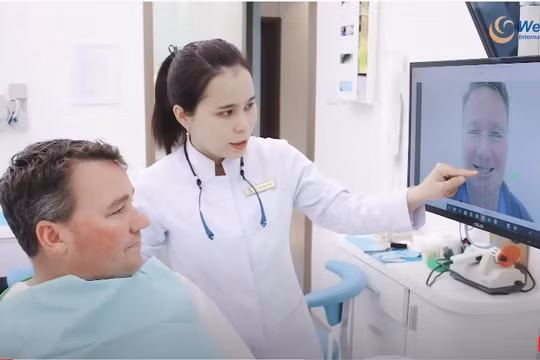 Bác sĩ Trần Kim Quỳnh Tiên đang khám răng cho bệnh nhân (Ảnh: HB) 