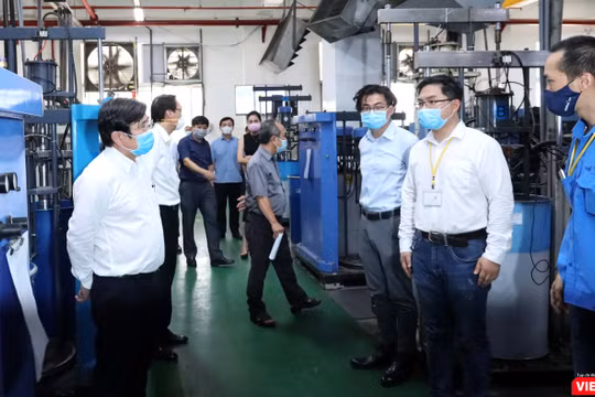 Chủ tịch UBND TP HCM Nguyễn Thành Phong đi kiểm tra công tác phòng dịch tại Khu chế xuất có 56.000 công nhân (Ảnh: Đình Nguyên) 