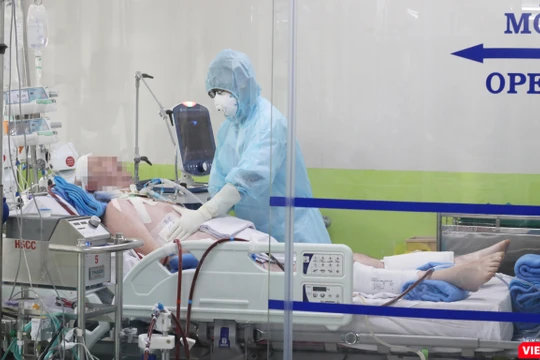 Các bác sĩ đang điều trị cho bệnh nhân 91 tại Khoa Hồi sức cấp cứu BV Chợ Rẫy