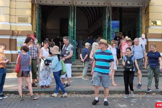 Khách du lịch đến thăm Bưu điện trung tâm TP.HCM hiện rất ít người đeo khẩu trang (Ảnh: Hòa Bình) 