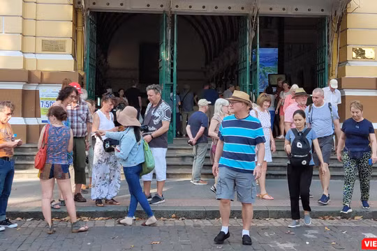 Khách du lịch đến thăm Bưu điện trung tâm TP.HCM hiện rất ít người đeo khẩu trang (Ảnh: Hòa Bình) 