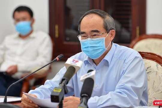 Bí thư Thành ủy Nguyễn Thiện Nhân nhấn mạnh yêu cầu các doanh nghiệp có nguy cơ rủi ro với COVID-19 buộc phải tạm dừng hoạt động (Ảnh: TTBC) 