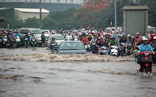 Bạn đã cài ứng dụng thông minh cảnh báo các tuyến đường ngập lụt thường xuyên xảy ra tại Hà Nội khi mưa lớn kéo dài? (Ảnh: DT) 