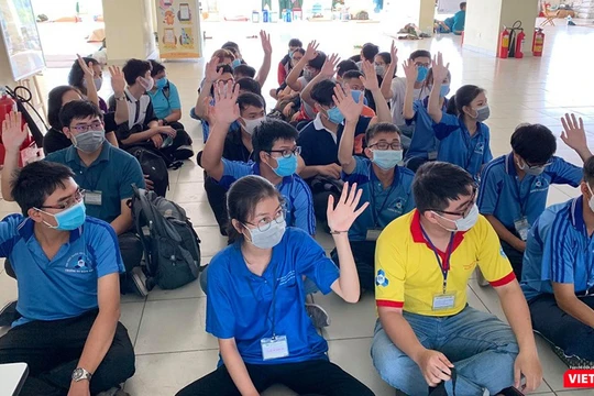 Sinh viên ĐHQG TP.HCM tình nguyện dọn dẹp KTX nhường chỗ làm nơi lưu trú cách ly cho người nhập cảnh (Ảnh: Ban Quản lý KTX ĐHQG)