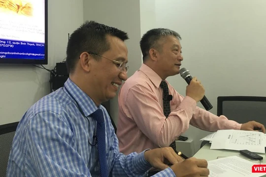 TS Bùi Quang Tín (bên trái) trong một buổi làm việc tại trường doanh nhân Biz Light (Ảnh: HB)