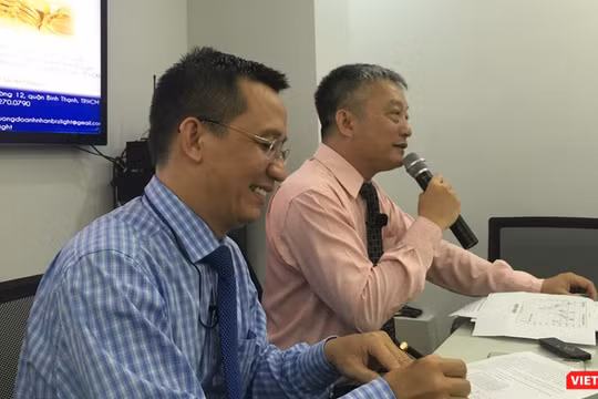 TS Bùi Quang Tín (bên trái) trong một buổi làm việc tại trường doanh nhân Biz Light (Ảnh: HB)