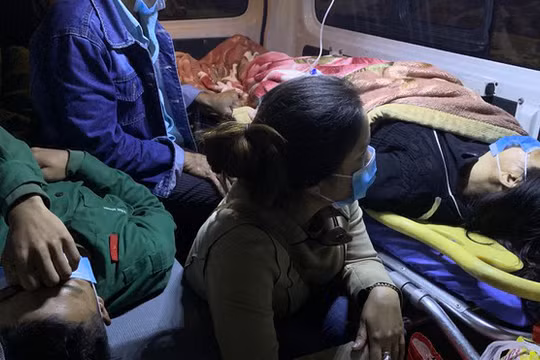 Hai bệnh nhân nặng được tàu cứu nạn đưa về Đà Nẵng điều trị khẩn cấp trong đêm 4/11 (Ảnh: Nguyễn Tú)