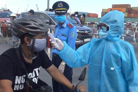 Kiểm tra thân nhiệt người dân tại các chốt kiểm dịch COVID-19 ở cửa ngõ vào TP.HCM (Ảnh: Ngô Bình) 